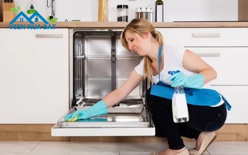 Máy rửa bát có cần vệ sinh không